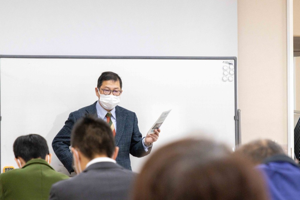 経営者向け勉強会で講義する宮田久雄